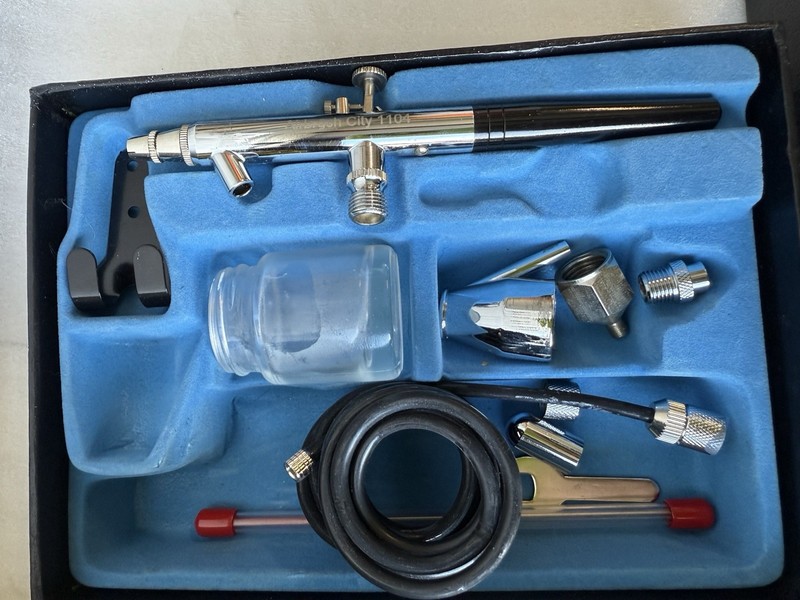 Airbrush City Compressor #1444AC + 4 Airbrush Kits + Central Pneumatic Set gallery