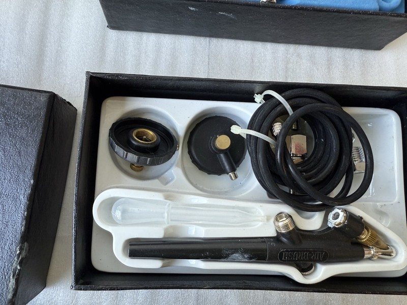 Airbrush City Compressor #1444AC + 4 Airbrush Kits + Central Pneumatic Set gallery