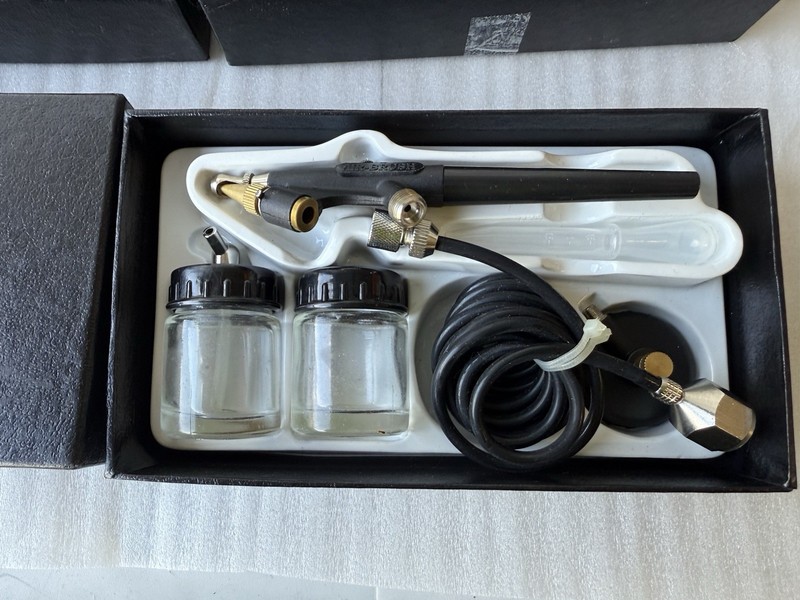 Airbrush City Compressor #1444AC + 4 Airbrush Kits + Central Pneumatic Set gallery